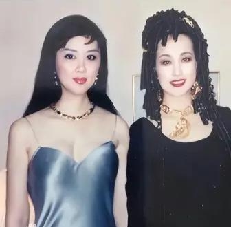 宫雪花和刘晓庆，
两位超级自信的女艺人合影。

照片拍摄于1995年。
宫雪花刚