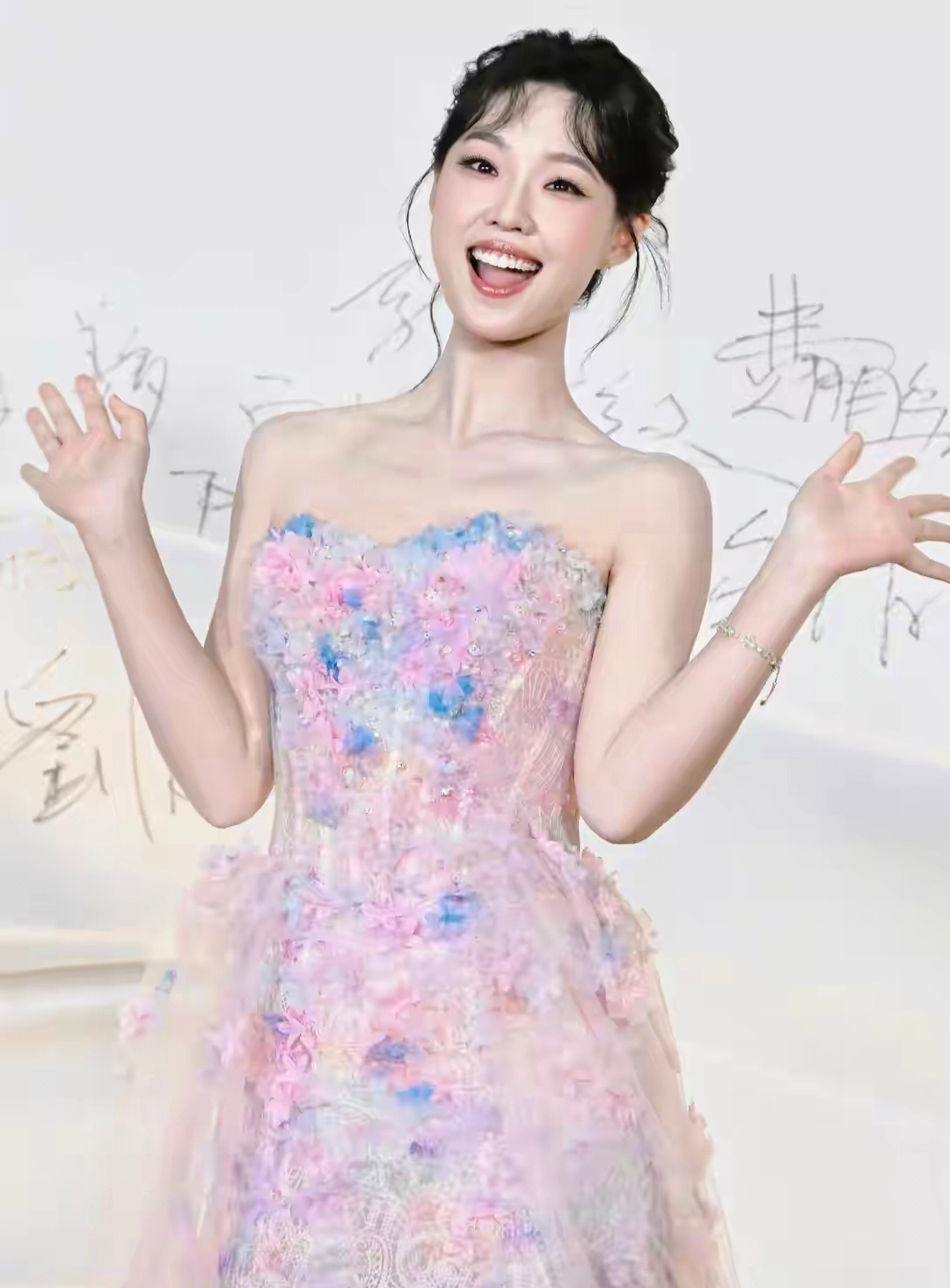 管乐出席太阳岛电影周，粉色花朵抹胸礼服裙，发簪低挽好温婉 