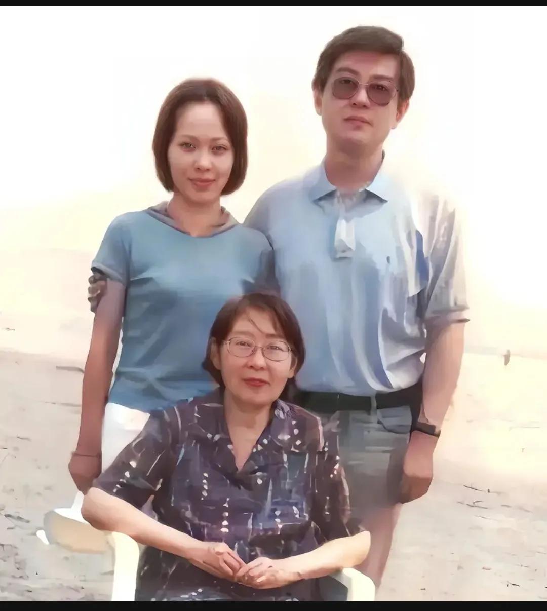 2001年，李敏在海边与儿子儿媳，一张珍贵的合影，镜头中李敏坐在椅子上，身后是蔚