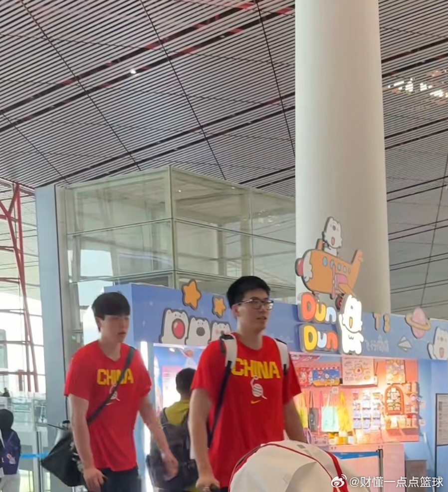 今天下午，有球迷在北京机场偶遇中国男篮。据了解，中国男篮全队在机场集结完毕，一共