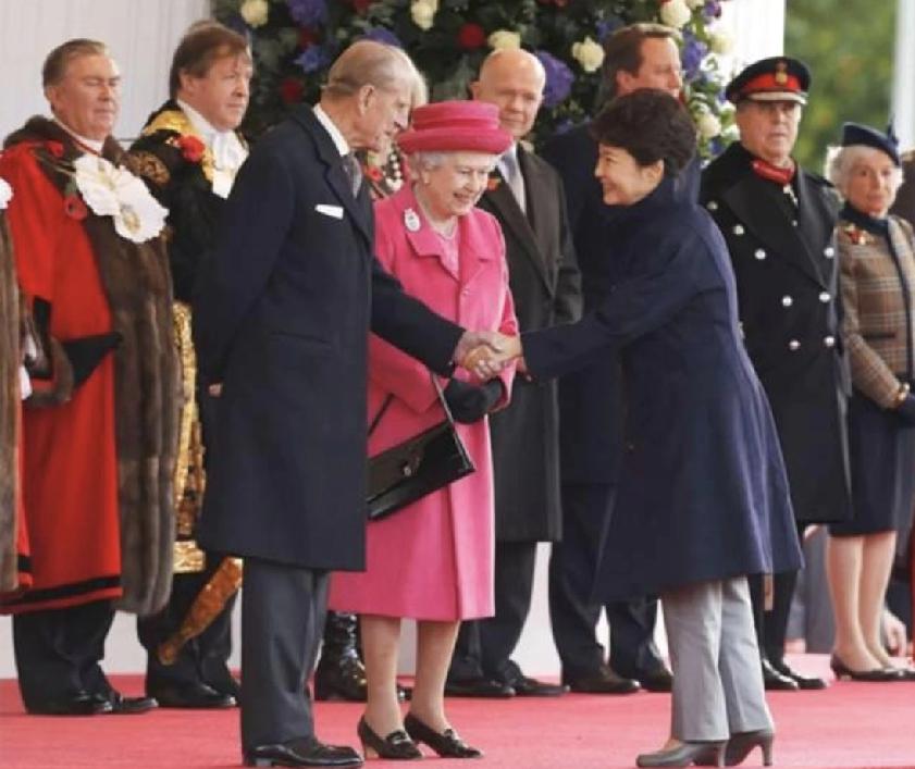 英女王和朴槿惠都曾被鲜花和掌声簇拥围绕着。
沉稳内敛的朴槿惠一生坎坷，美服在身的