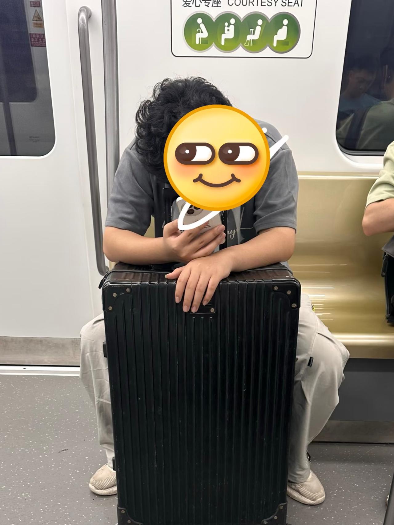 半小时地铁路程，旁边人一直开免提打电话，满嘴脏话，嗓门特别大，一直在商量定青旅还