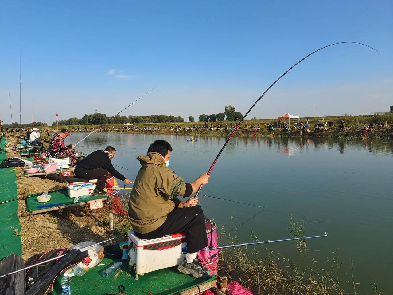 玉泉区大黑河千岛湖今天有钓鱼邀请赛，全国各地来了100位垂钓爱好者，在风景优美的