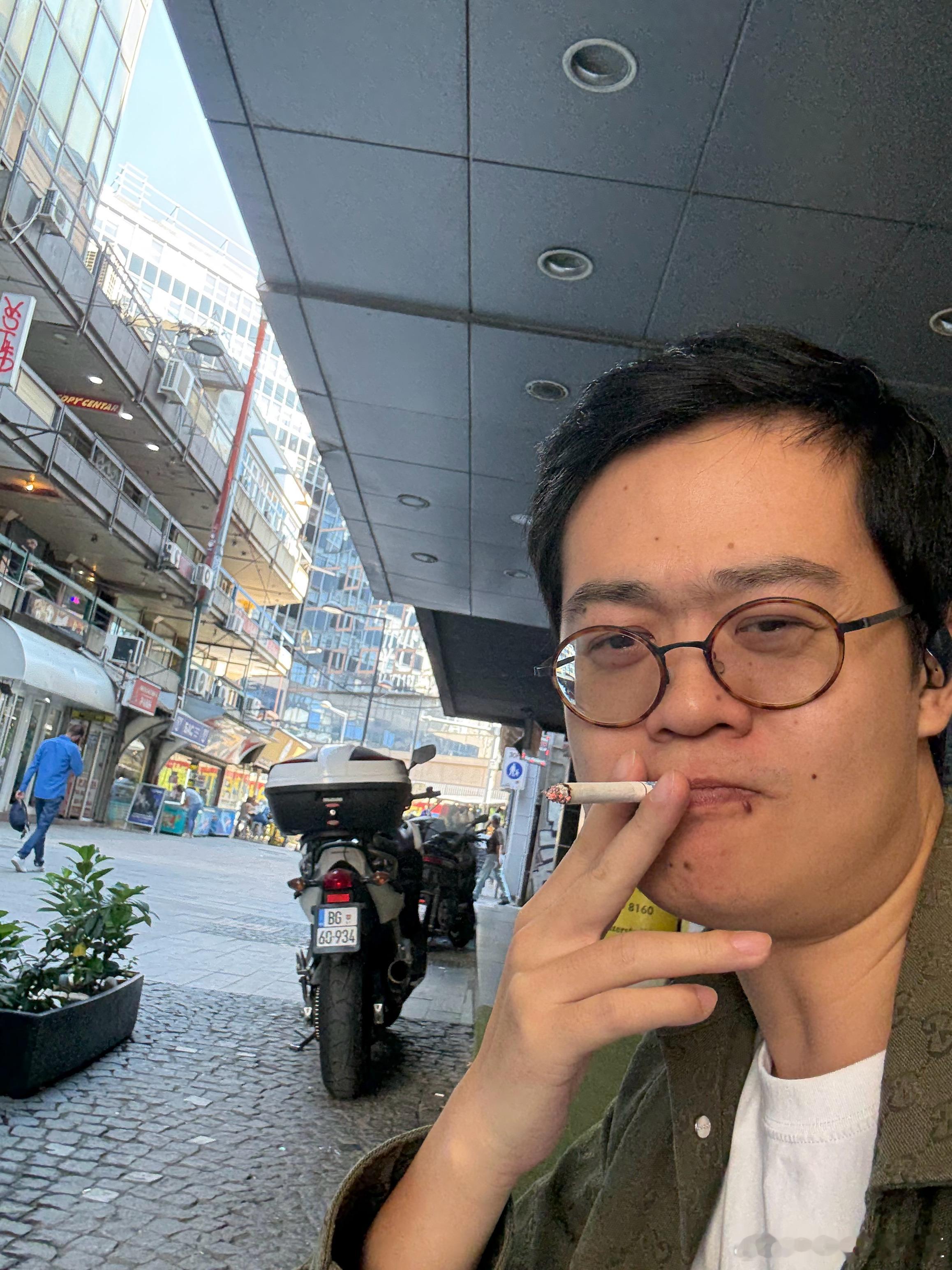 贝尔格莱德街头点一根给两位大哥问好​​​