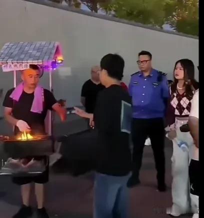 办法总比困难多
行走的烧烤档
既是现实又是心酸
为了家人为了碎银几两
人总有无穷