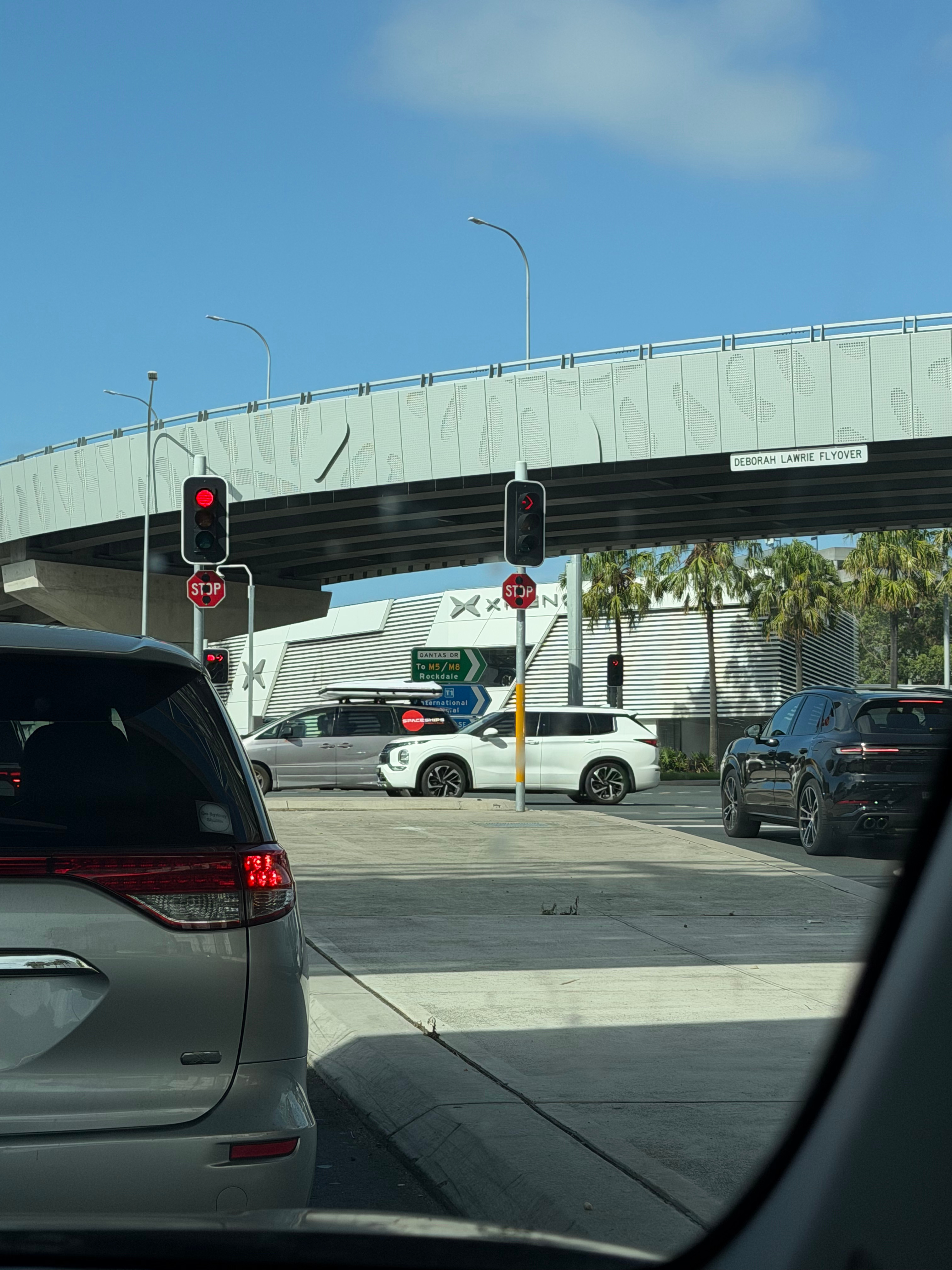 小鹏的4S开在悉尼机场边上，挺气派的，半个月见到了两台G6 