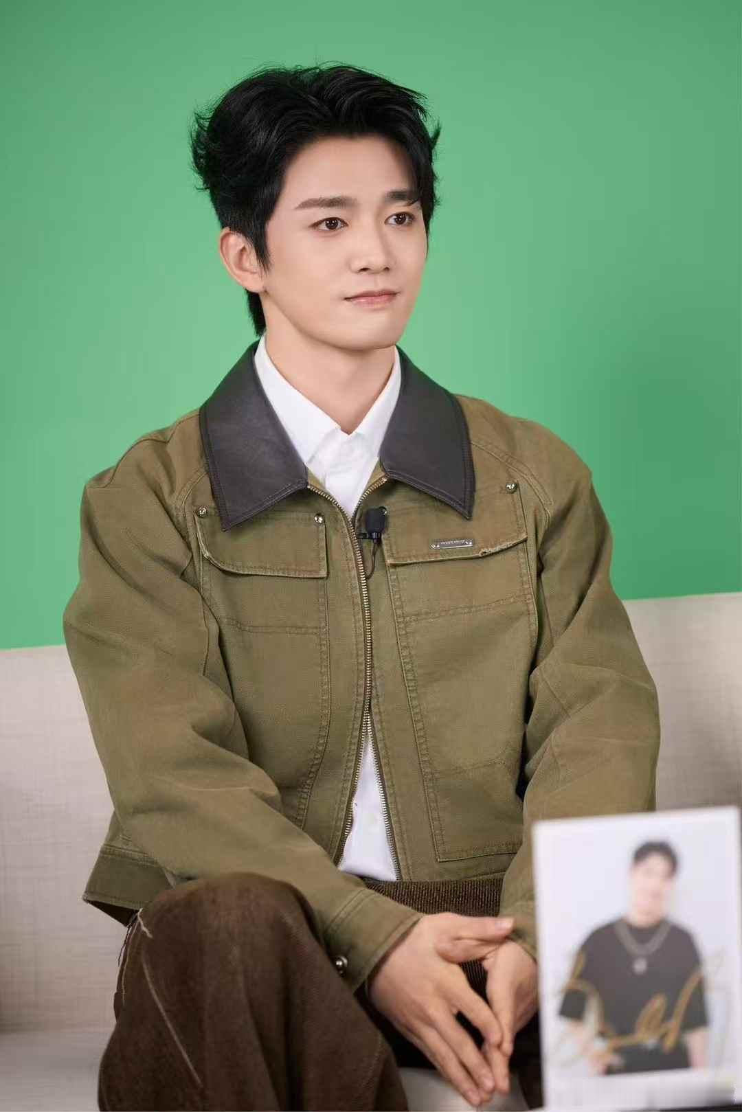 易大千 大使易大千惊喜亮相直播间清爽自信 状态满格 分享肌肤净澈奥秘趣味互动 解