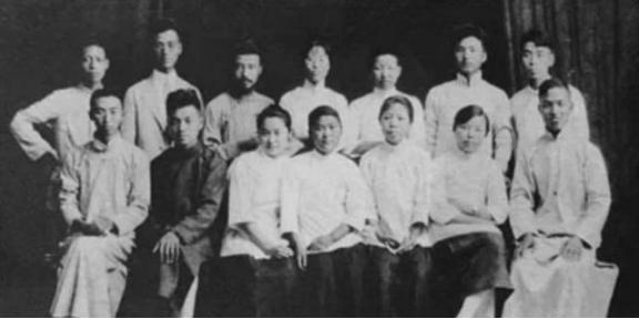 1955年，周恩来请初恋女友吃饭，邓颖超得知后却责怪：为何不合张影

张若名出生