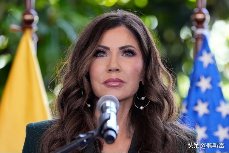 特朗普还是回念旧情的？他为了缓解议员们的怒火，把时任国土安全部长的克里斯蒂・诺姆