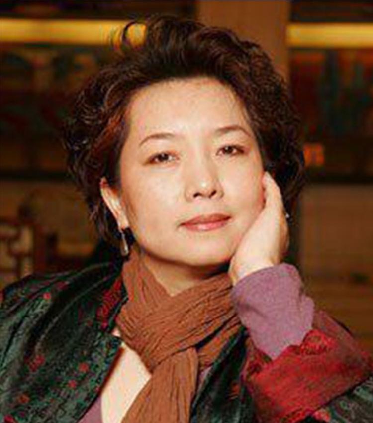 唐师曾病重，离婚二十年的前妻王淳华又出来张罗治疗。她早没义务管前夫，这时候伸手，