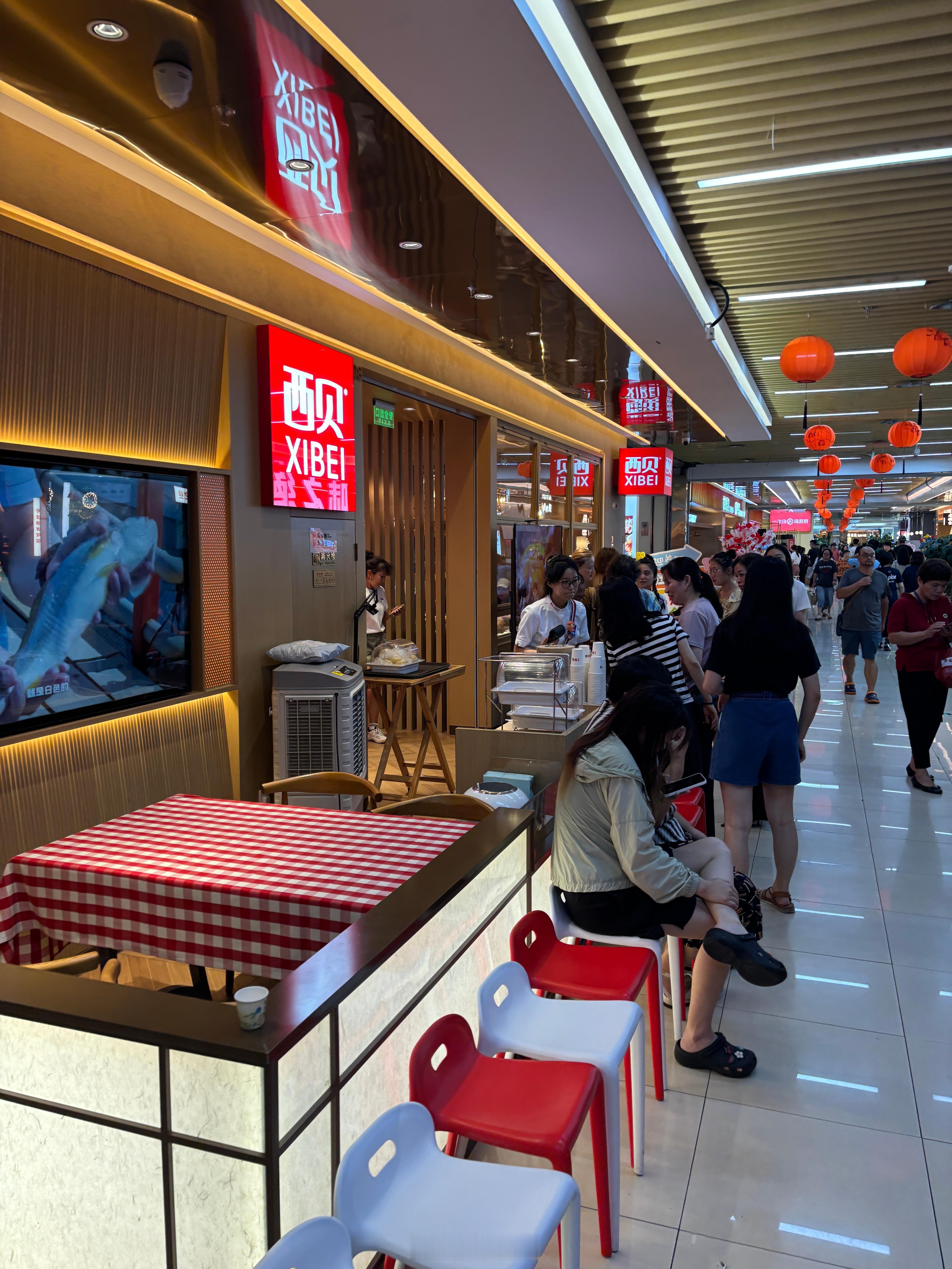 哈哈 果然促销力度大就不缺客流还排上队了 ​​​