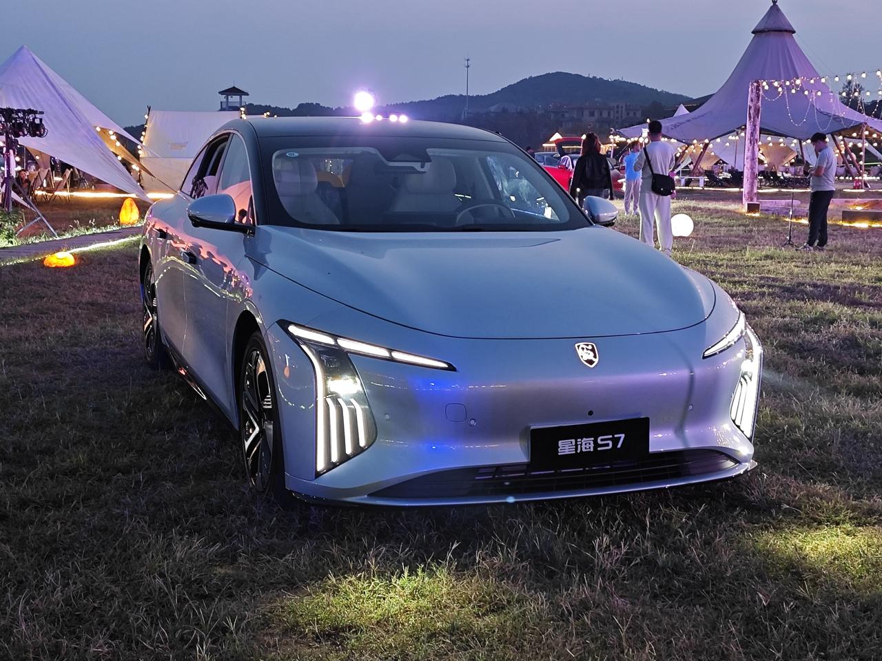 东风风行星海S7上市发布会很快就要开始，小通受邀来到现场。
星海S7此前公布的预
