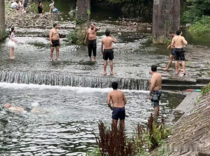 下饺子了！一水池的印度三哥，网友的评论亮了。
最近，晚上有许多关于印度人入境旅游