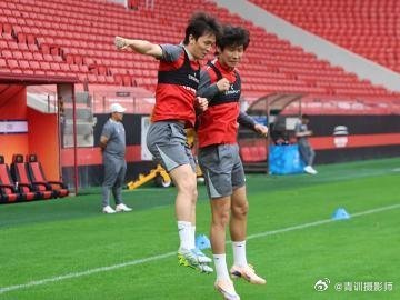 懂球帝 2026中超联赛第14轮前瞻丨上海海港队进行赛前踩场训练   2026中