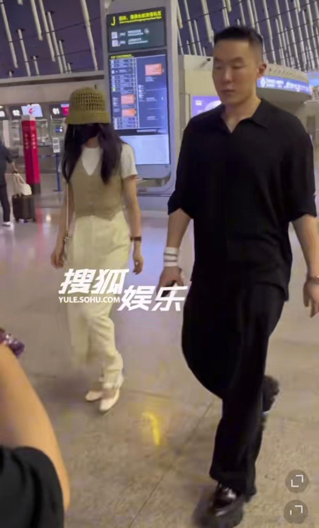 #刘诗诗出发巴黎# 真不怪刘诗诗影迷很多是经纪人大雷哥的梦女，这收拾收拾可以出道