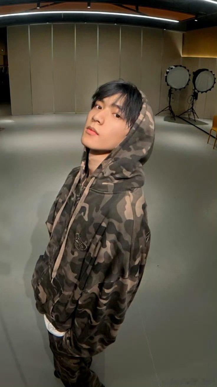 刘耀文黑发回归，这个角度的颜值直接拉满，营业快乐，满心期待新歌上线～ 