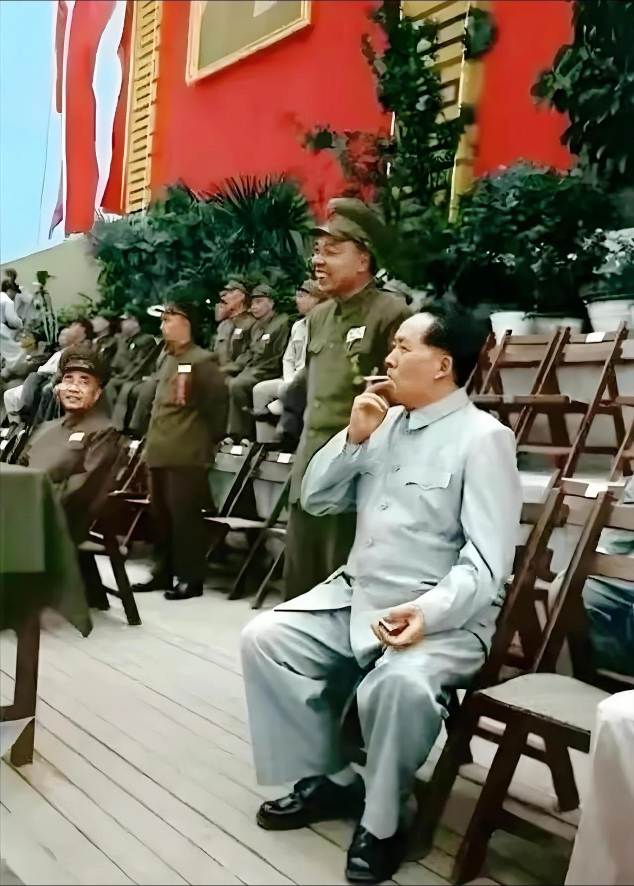 1952年8月，北京先农坛体育场正在举行全军第一届体育运动会，毛主席、朱德委员长