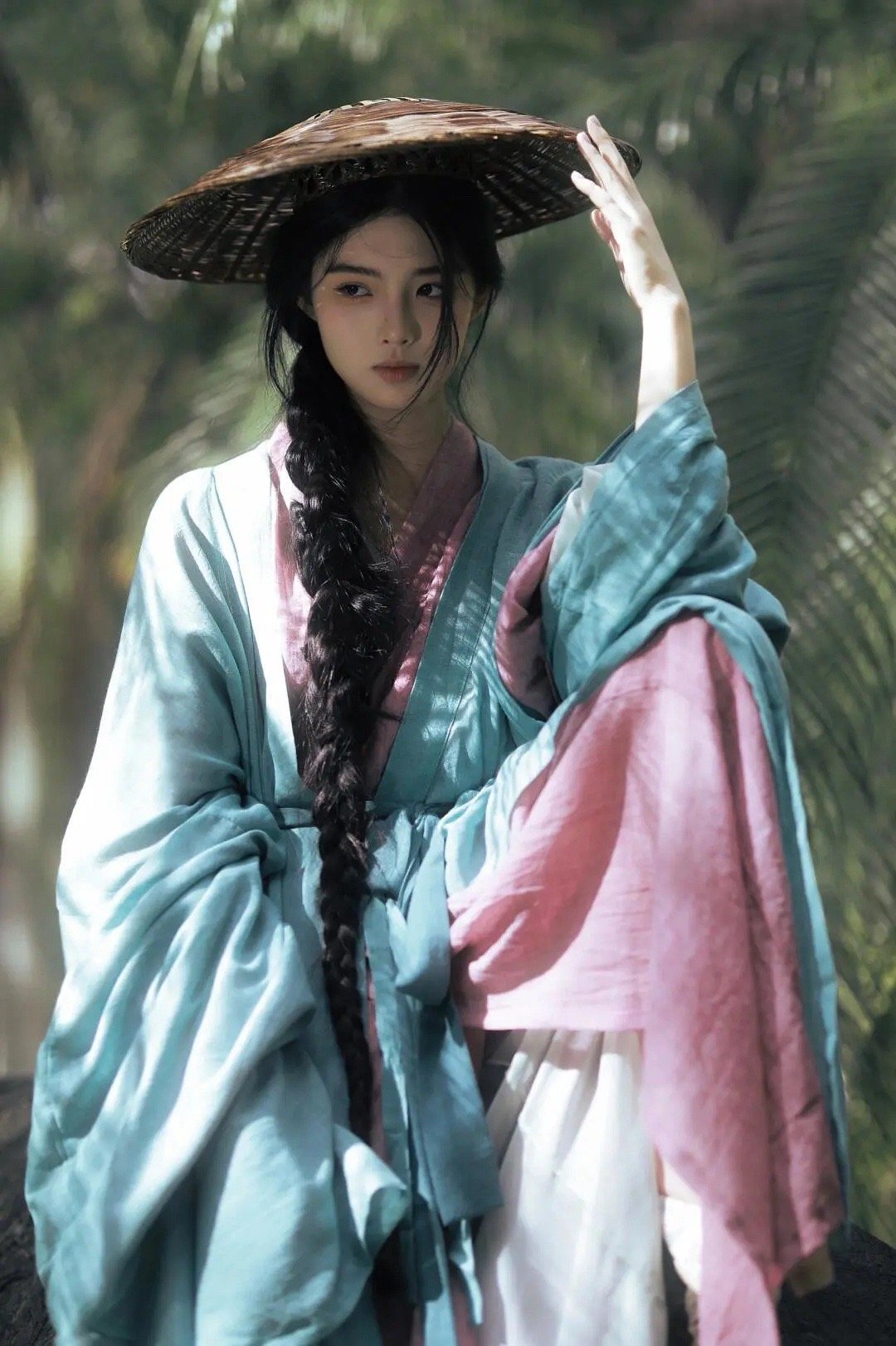 05后小花艾米古风大片，看得出来也是想走古偶路线[思考] ​​​