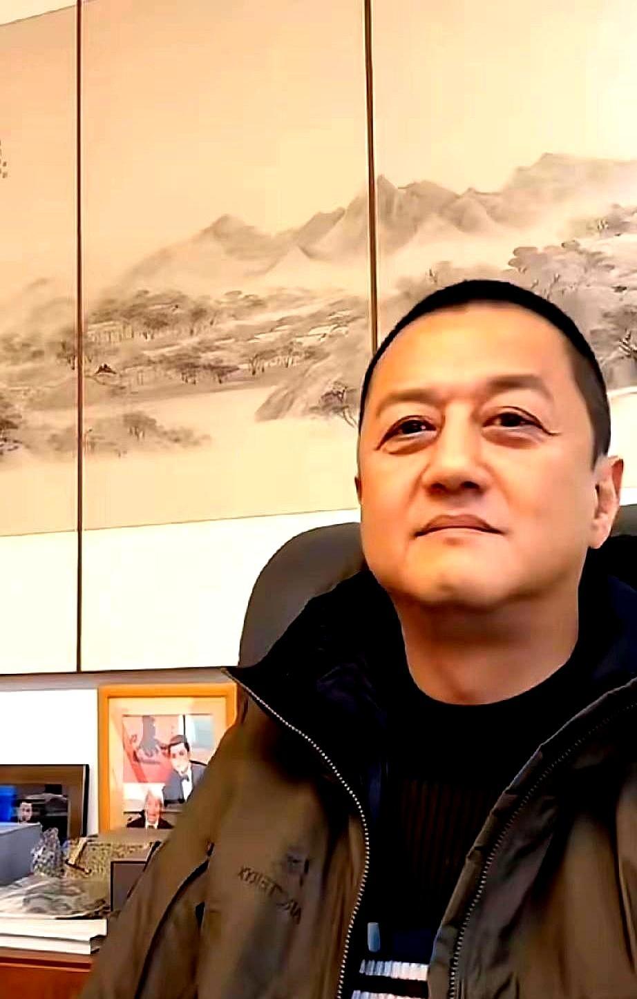 李亚鹏直播提到王菲，海哈金喜就坐在旁边，一句没插嘴。
 
王菲账号十年没提过他名