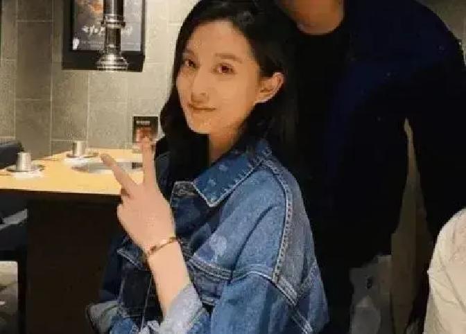 41岁生娃，20岁爆红，她是谁？
 
毛阿敏41岁才当妈，女儿解佳桐一出生就自带