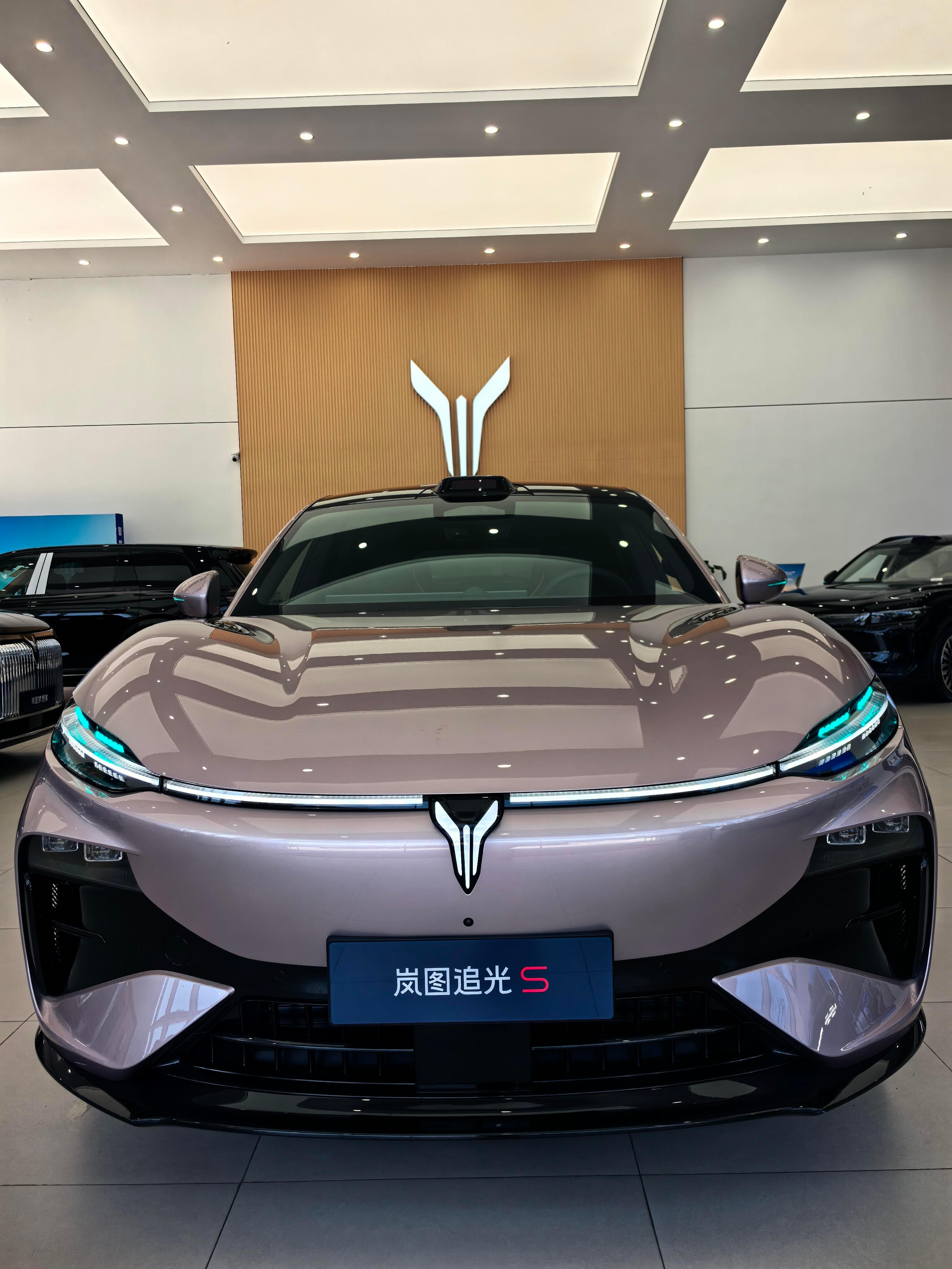 中大型纯电SUV，轴距3000毫米，全系标配华为乾崑智驾ADS 5四激光雷达，C