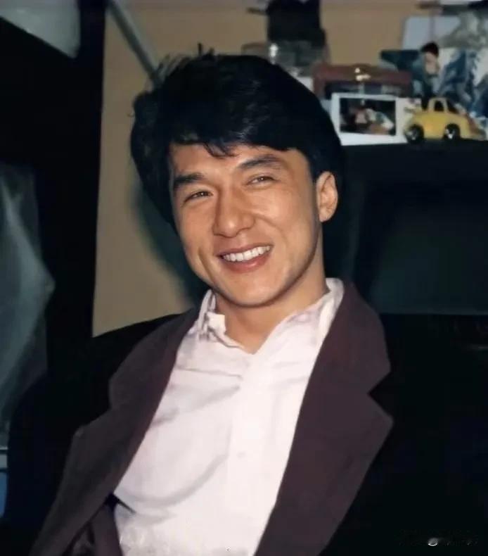成龙人缘在娱乐圈怎么那么好，我觉得是因为他工作的时候真敬业，所以受人尊重。

有