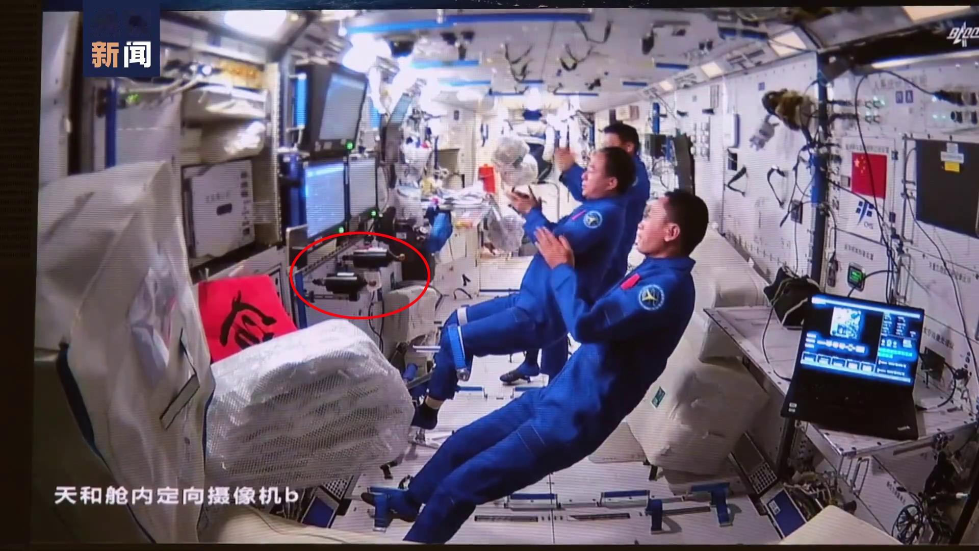 天舟五号二次对接空间站，景海鹏随时准备手控遥操作对接为了给在轨航天员更大的可用空