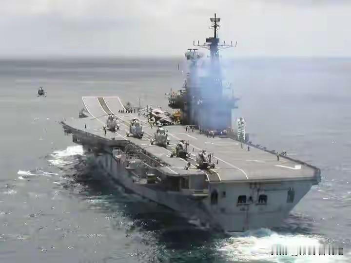 印度新航母首次出访，一路磕到科伦坡，当地组织女学生上舰参观
