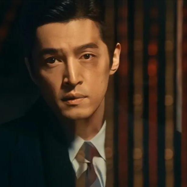 演员，胡歌说，年龄越来越大，妈妈急了，选儿媳的标准也一降再降，说，哎，那个还行啊