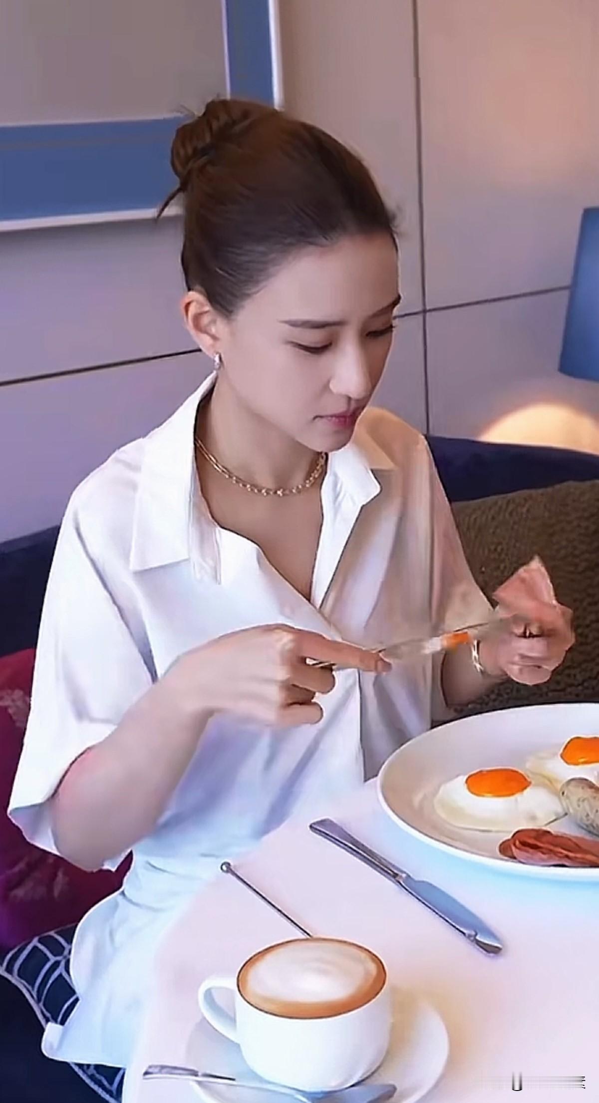 生在富贵人家的美女，
真让人羡慕。
有钱有闲又无忧无虑，
命这种东西不服不行。