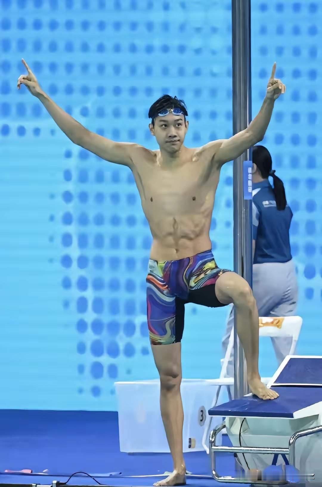 19岁青岛小伙张展硕，是中国游泳新生代的佼佼者。

名古屋亚运会男子4×200自