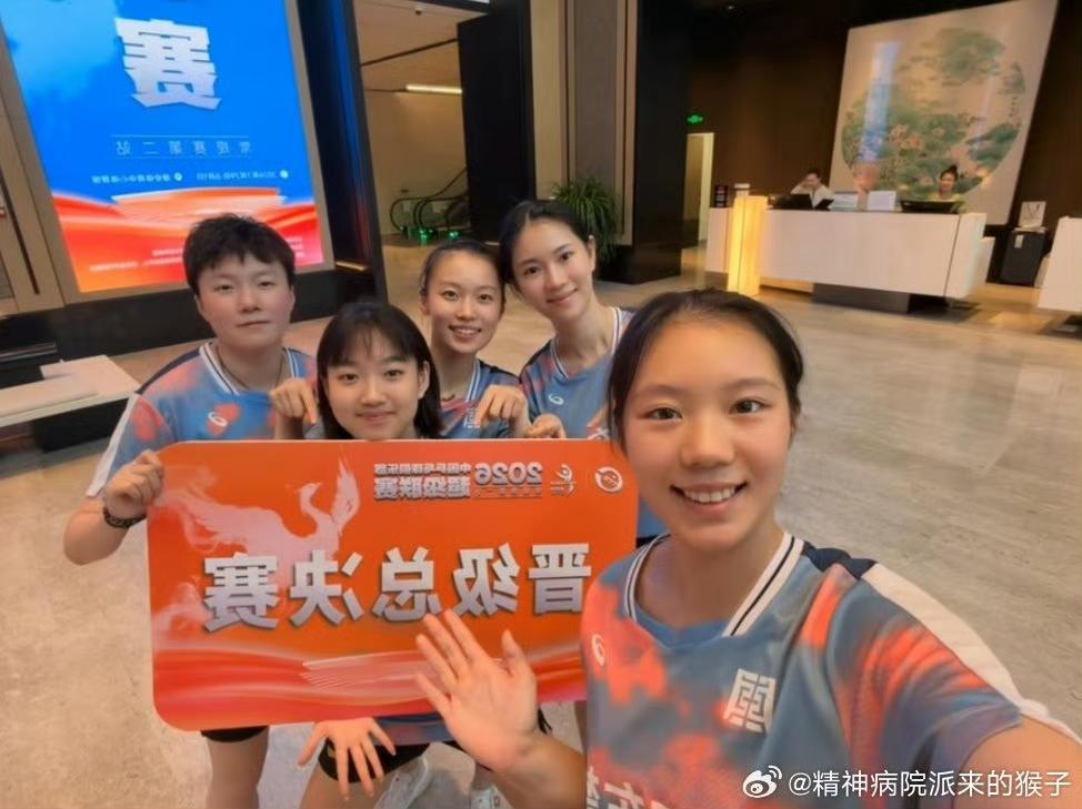 8月1日 黄石东楚晋级总决赛，几个女孩拿着总决赛的牌子合影，感觉很幸福很团结，王