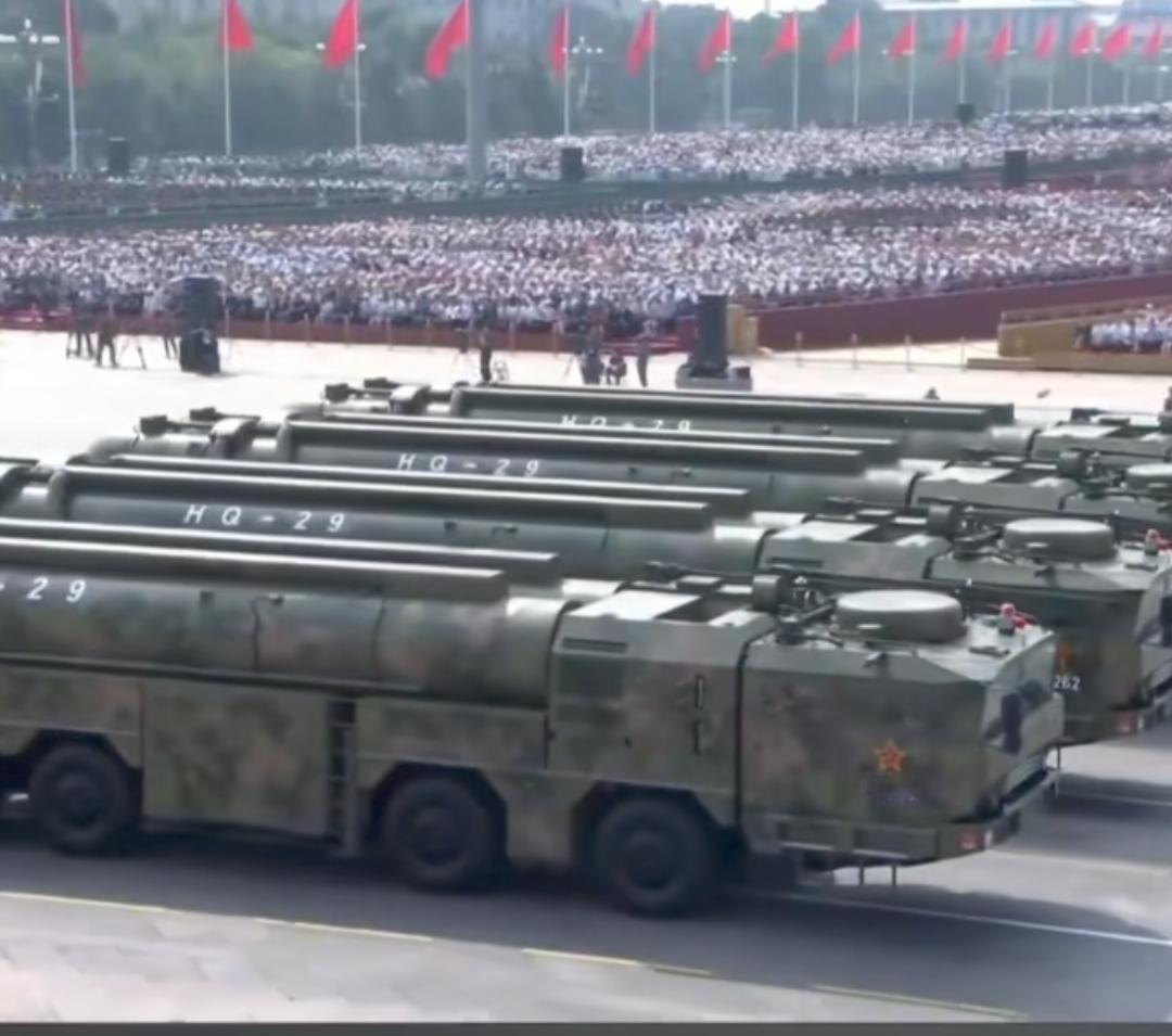 中国与美国这场世纪大战，虽然没硝烟，但比真正战争更残酷。
    从开始的芯片遏