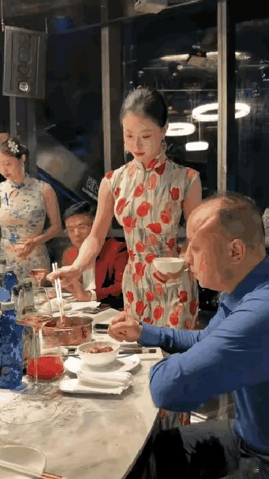 这些吃饭的人都是些什么人？又不是小孩，有手有脚的为什么要服务员站在身边喂饭？