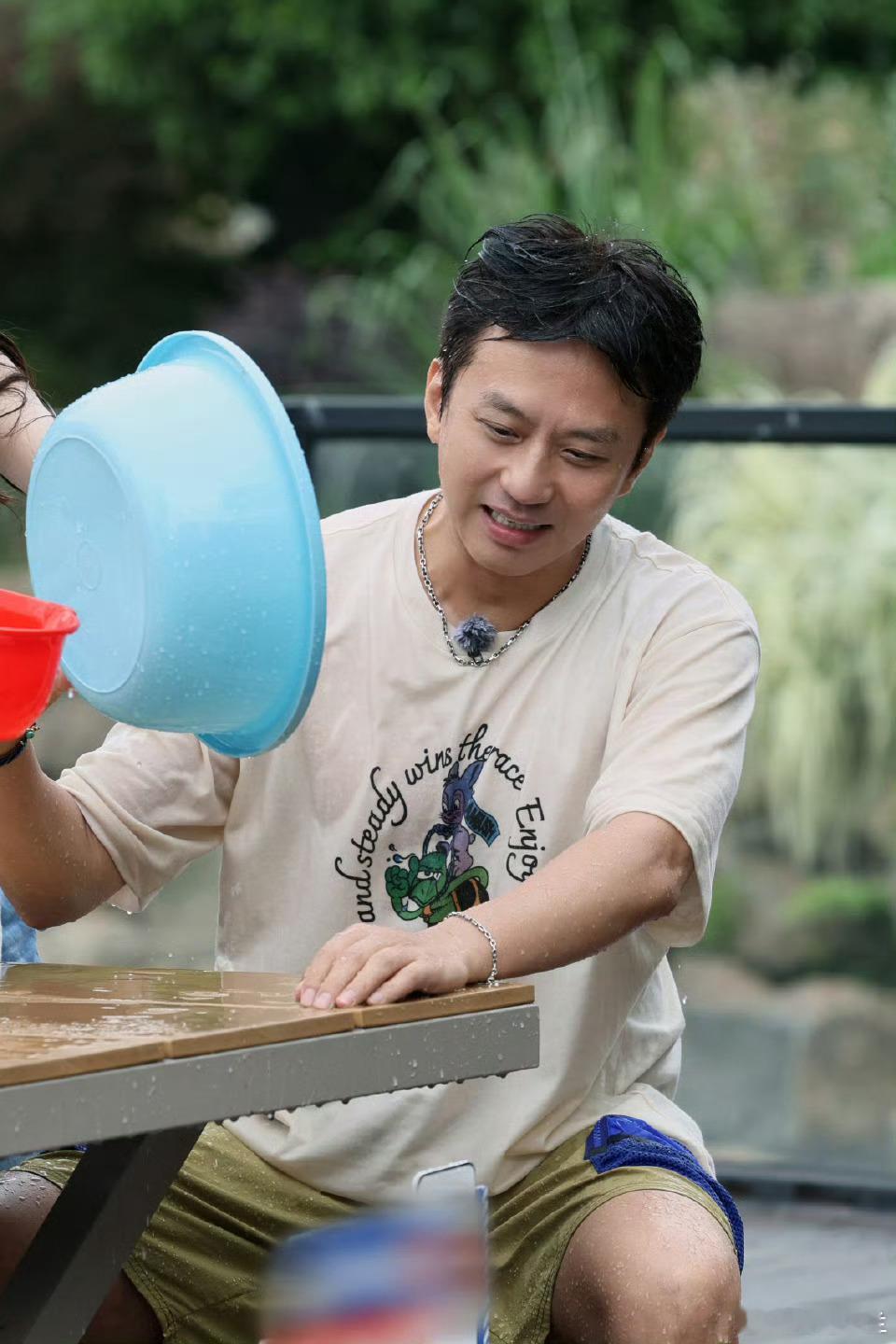 邓超让大家今天别看五哈家人们谁懂！一大早邓超发博求大家今天别点开《五哈》，说怕我