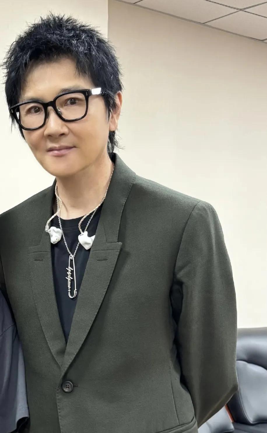 孙楠老师，
瘦下来后好精神，
看起来年轻帅气很多！