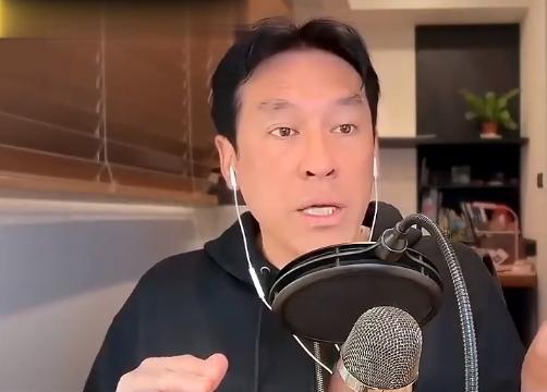 虽然很多网友嘲讽看不起台湾媒体人黄暐瀚，但从某种程度上来说，黄暐瀚是属于“识时务