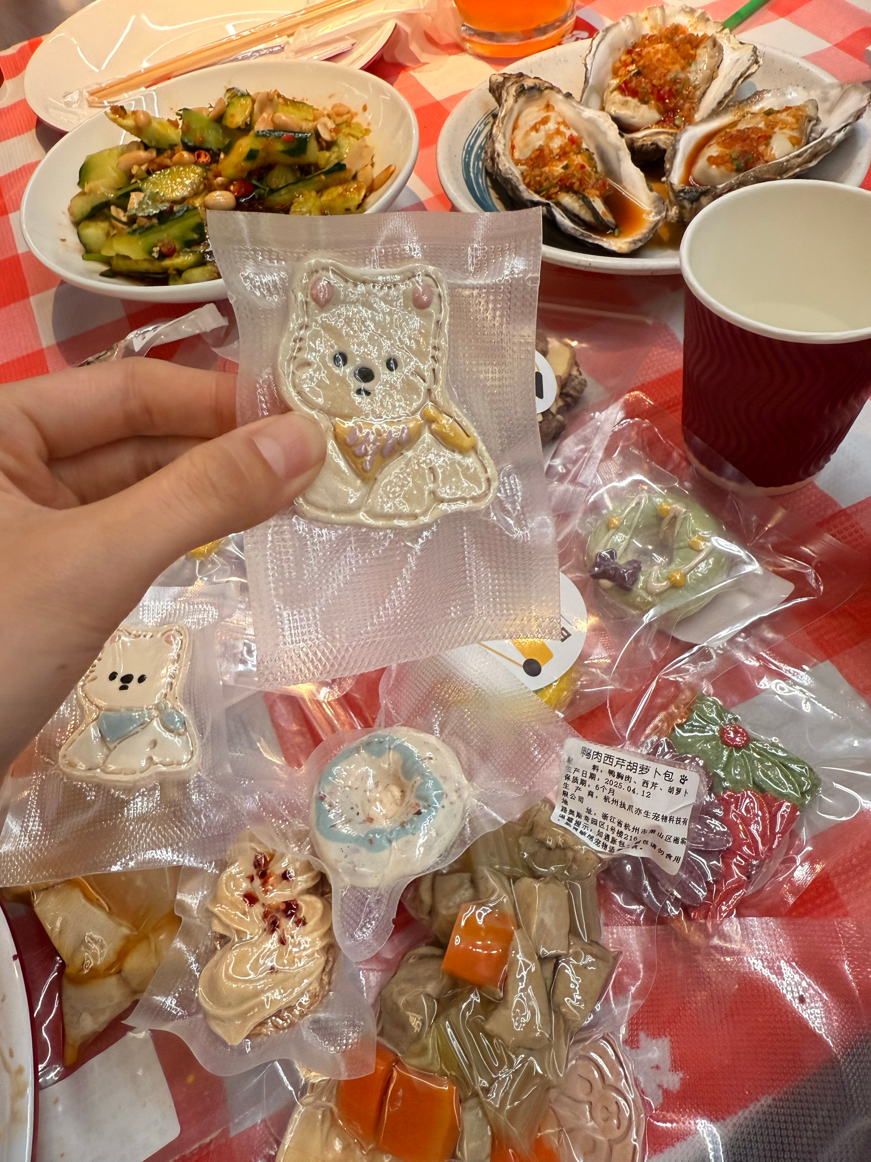又带儿子去狗狗集市啦 小零食都太太太可爱了 基本每个摊位都买了一些 这些是可爱的