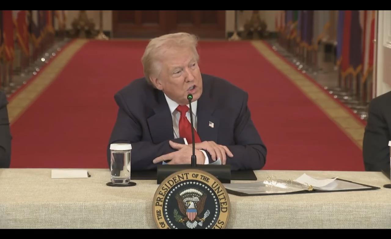 特朗普谈伊朗：“他们的陆军没了，海军没了，空军全灭了，32艘舰艇全部沉入海底。他