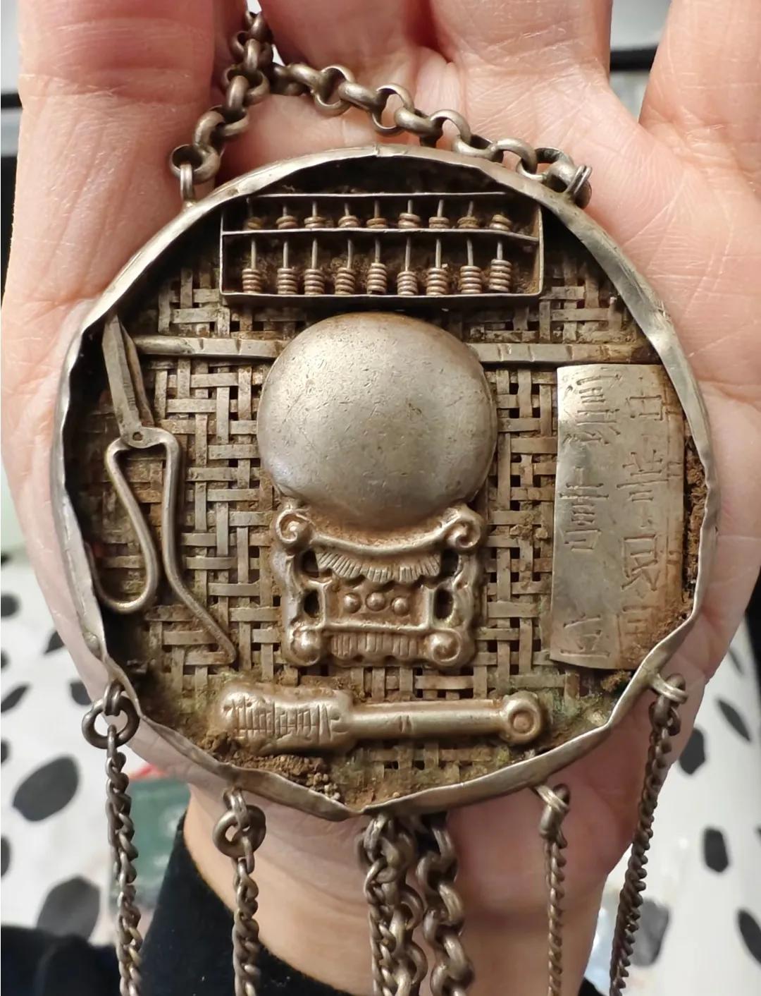 太奶奶留下来的，请问谁能看懂这银饰是啥玩意？这东西应该是有些年头了，不知道有啥寓