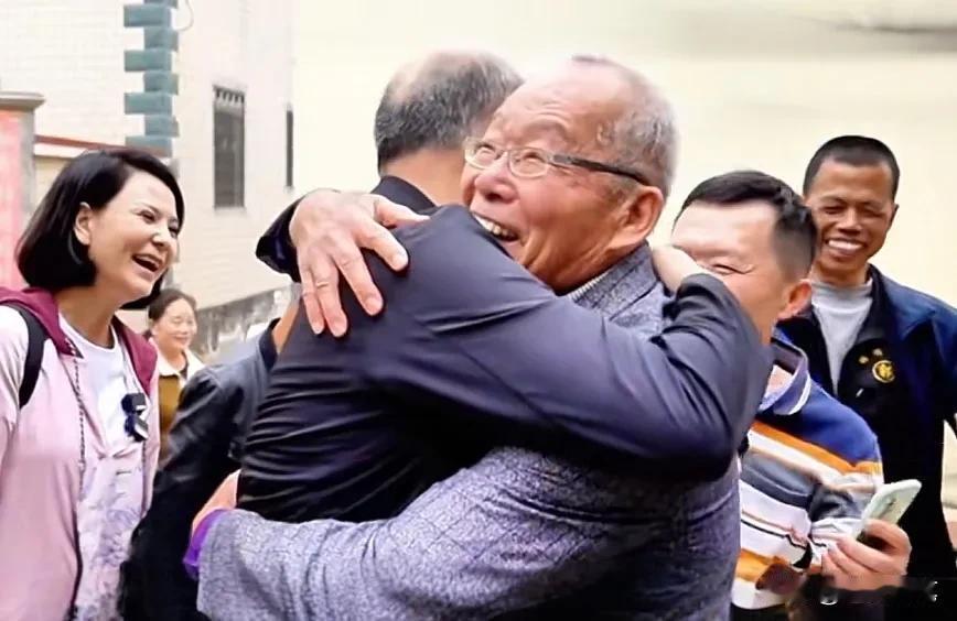 郭正亮回大陆祭祖发生感人的一幕。

郭正亮一下车和宗亲郭文明见面，俩人紧紧的拥抱