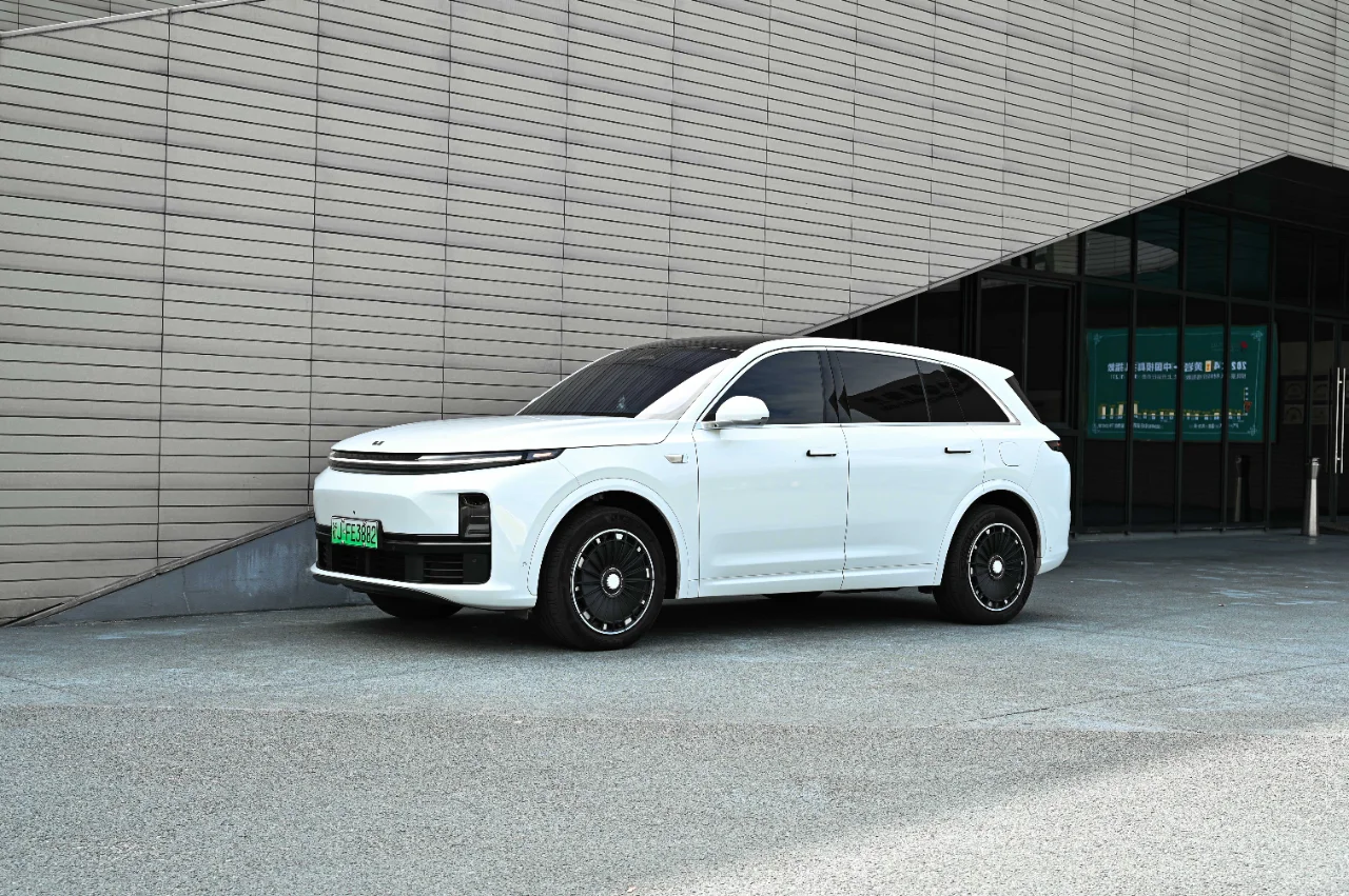 白色理想L7 搭配 白边海盗旗🏴‍☠️