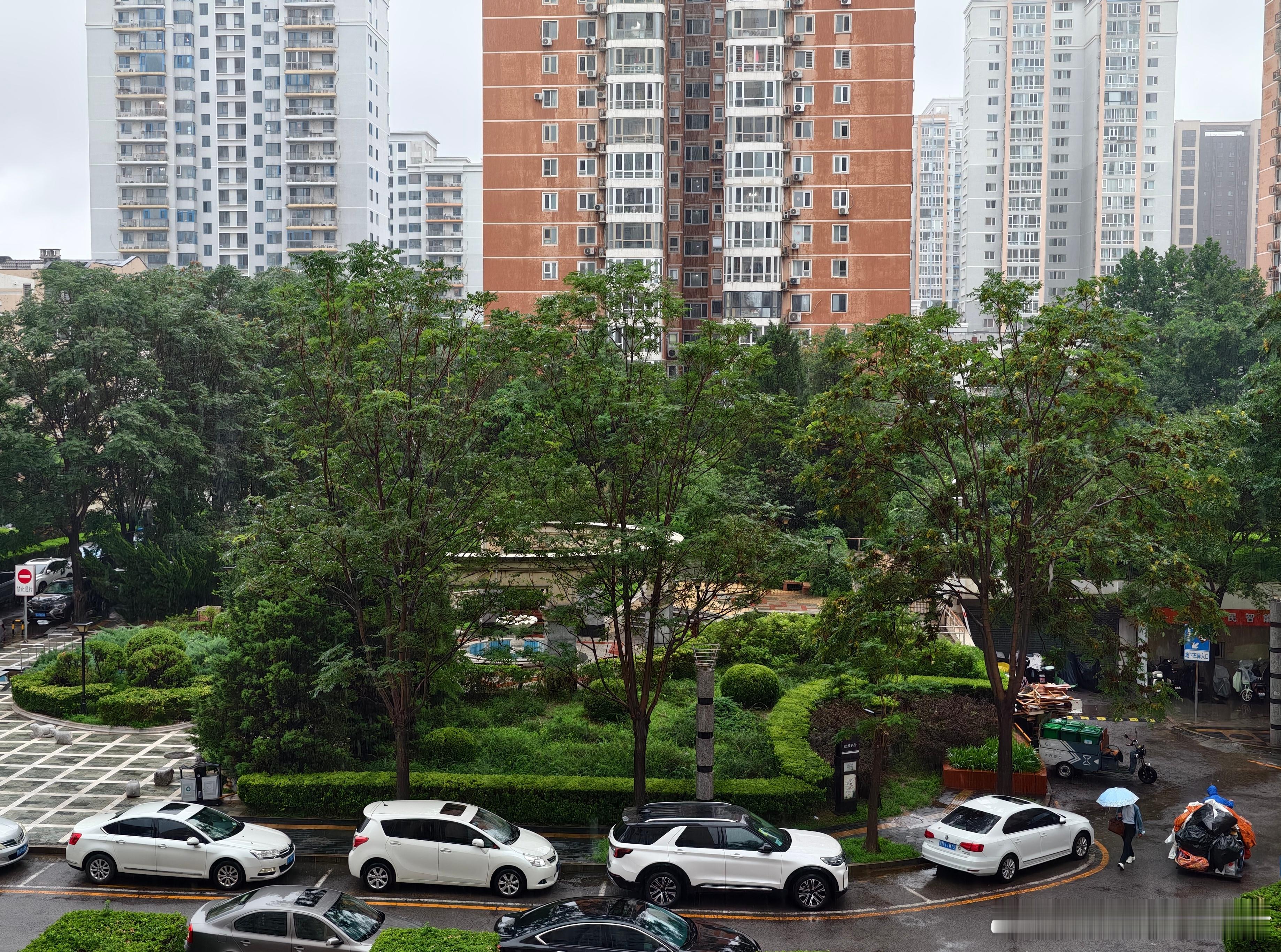 北京因灾死亡30人 北京上一次这么严重的暴雨，应该还是12年的721，小区后边一