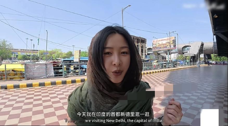 中国女孩上印度新德里旅游，印度人真有怪癖啊，咱们的中国女孩走到哪印度人都要求合影