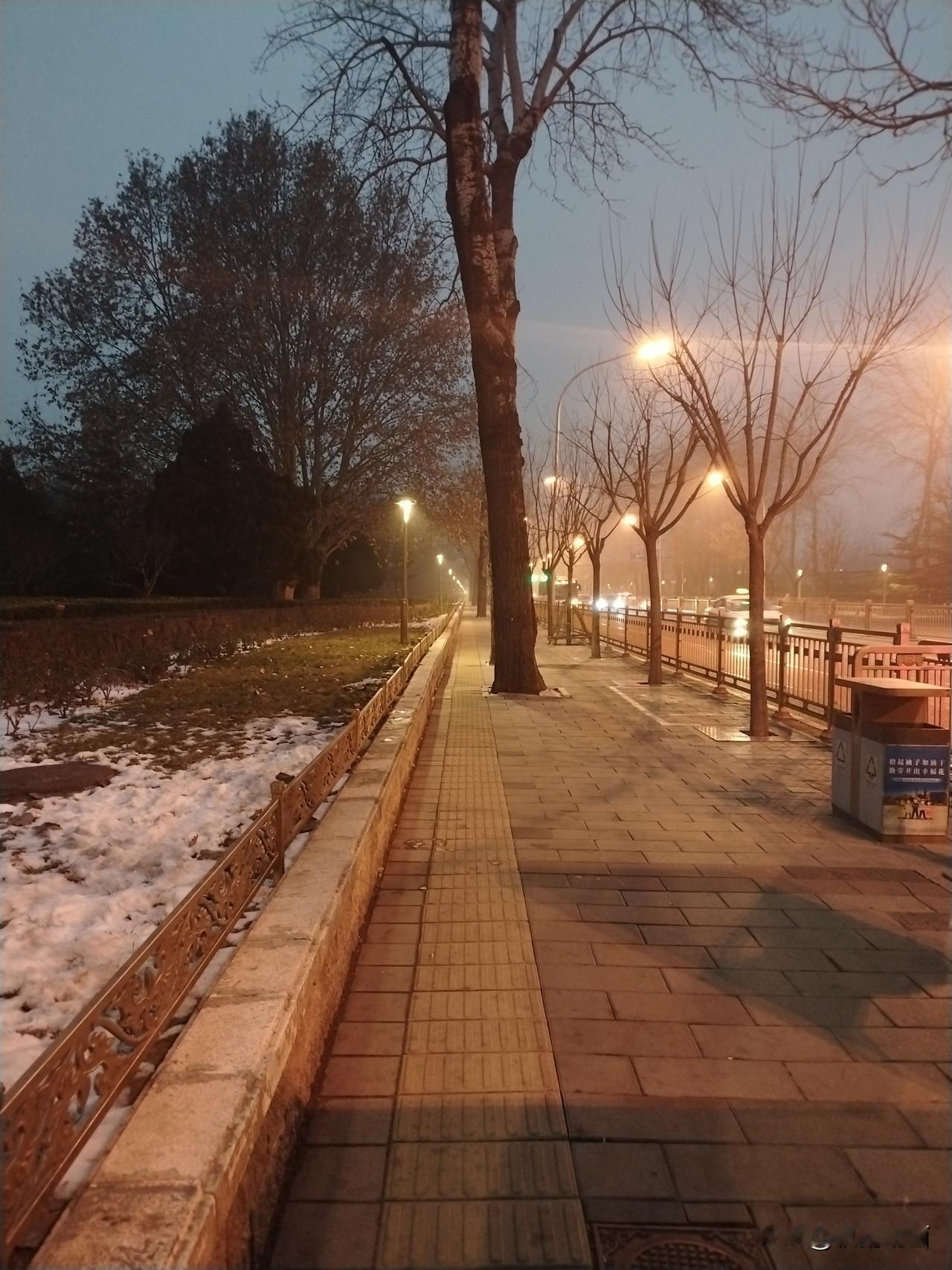 分享一张最近随手拍的照片路漫漫，好艰难。无心吟啸，只有且徐行。