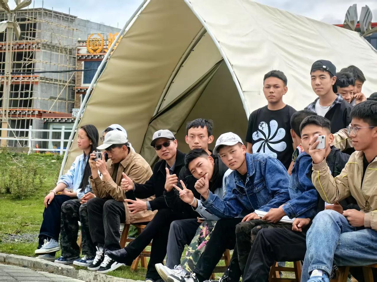 康定市藏文中学周末即景

藏中学子沐晴光，
户外弦歌动四方。
彩袖翻云旋劲舞，