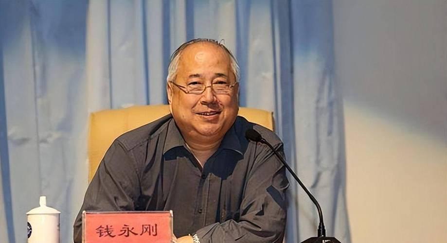 近日，钱永刚教授在杭校园活动中呼吁警惕应试教育对探索欲的消磨，建议通过课外阅读激