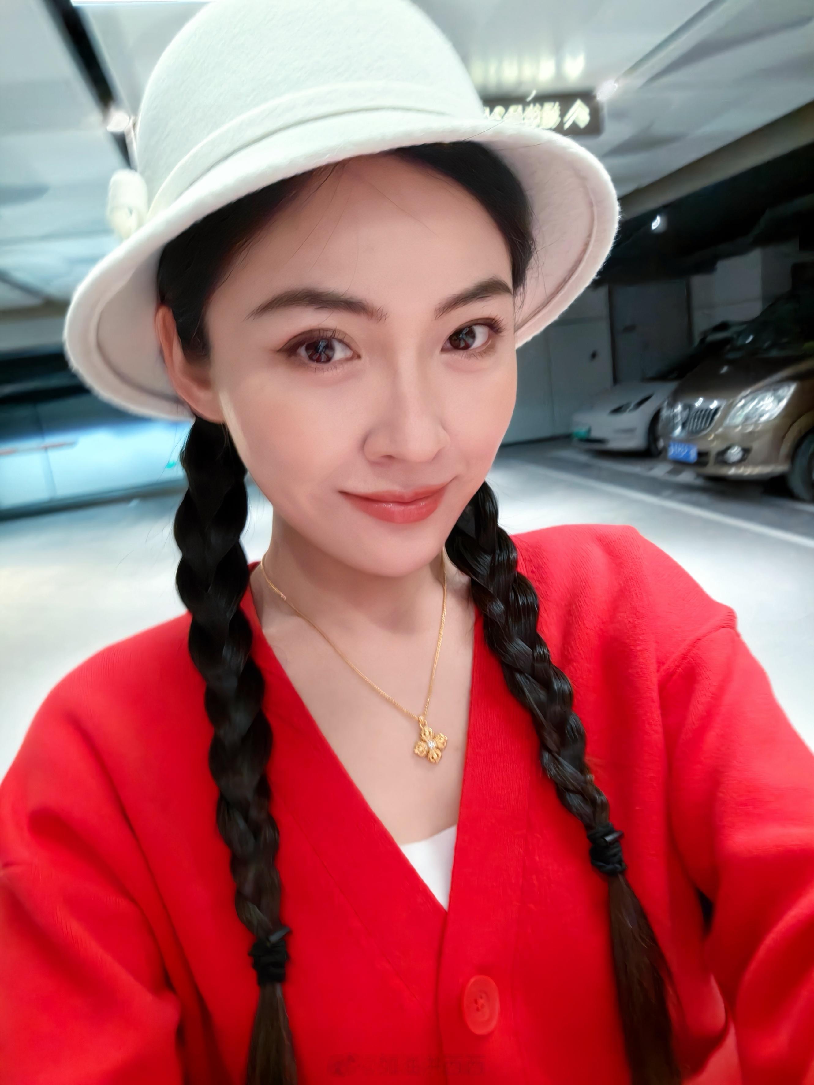 今天没来得及卷头发，抄起一顶帽子就冲出门了，穿搭也和平常不太一样，导致好多朋友根