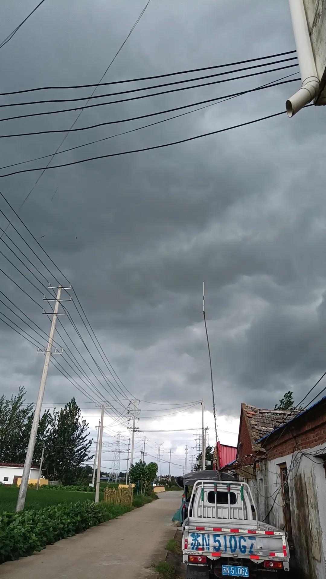 车行云间路，电线垂下影