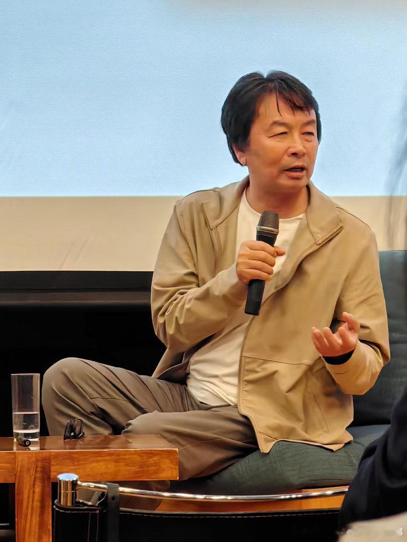 00后班主任帮学生追星刘震云 这位老师不仅是在帮学生追星，更是在教他们如何正确地